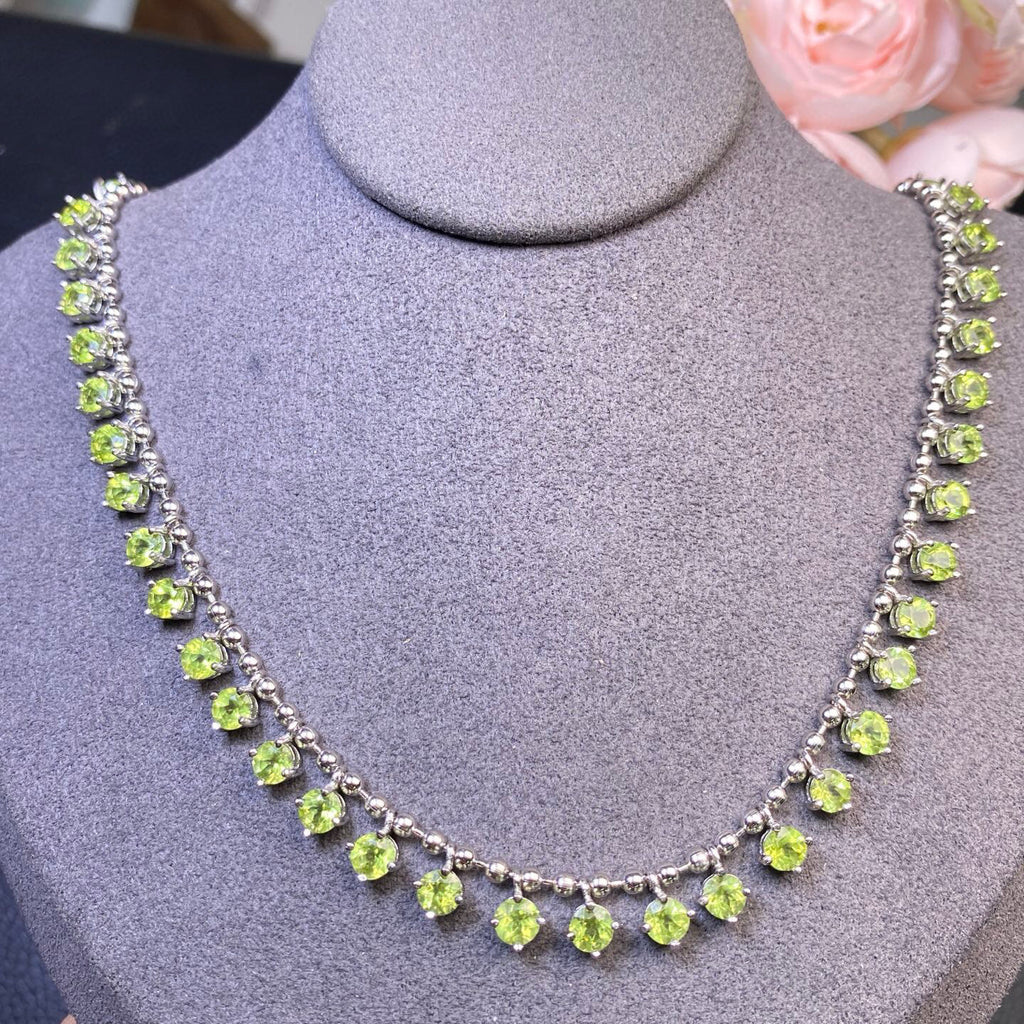 925 Silver Plated Platinum Main Stone Size 4*4mm Natural Olivine Necklace