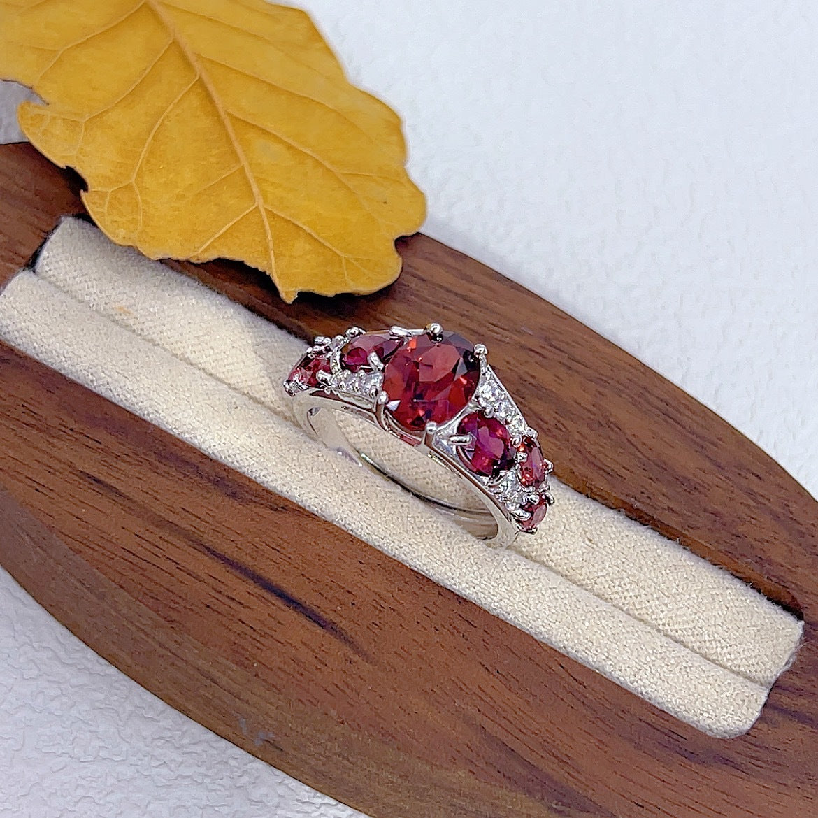 S925 Silver Platinum Plated Inlaid Magnesium Aluminum Garnet Main Stone 7*9mm Ring