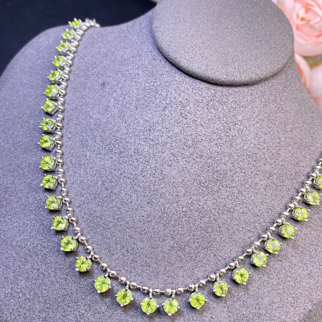 925 Silver Plated Platinum Main Stone Size 4*4mm Natural Olivine Necklace