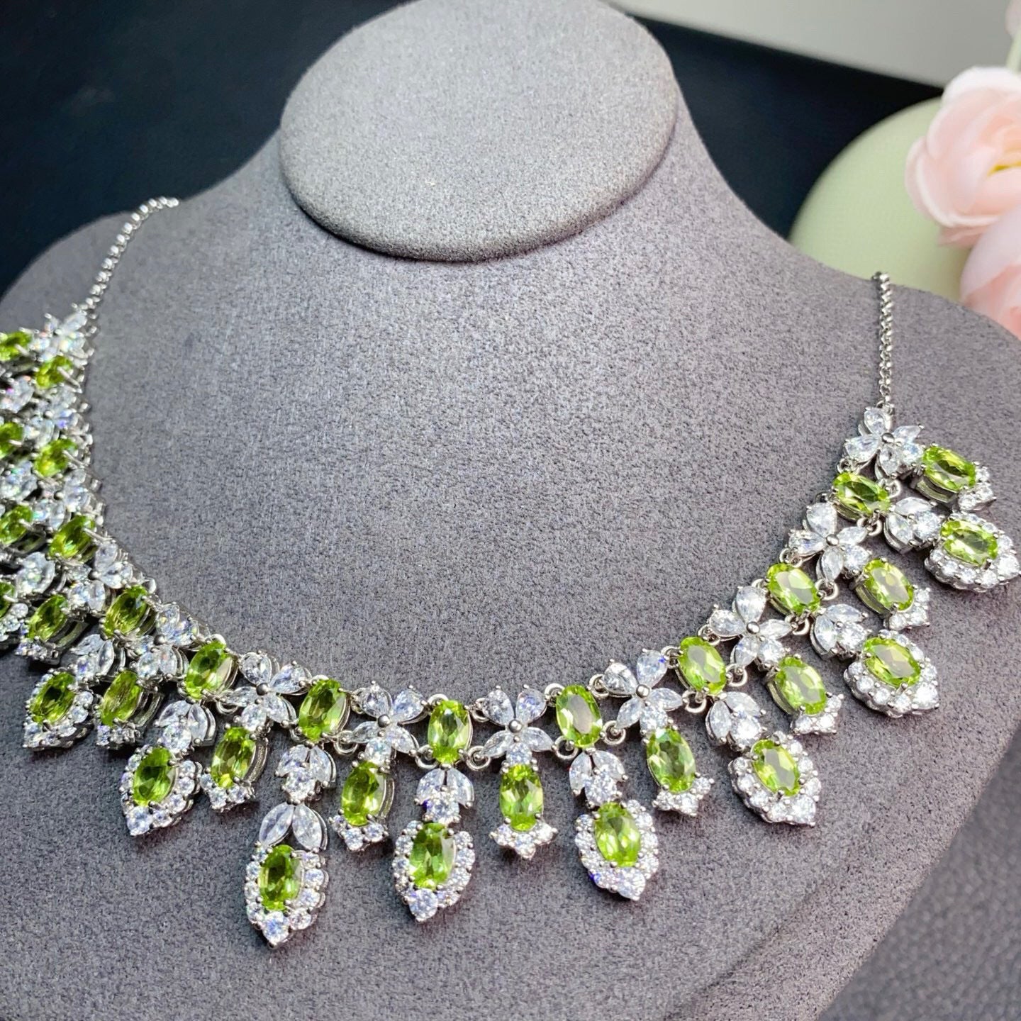 S925 Silver Inlaid Electroplated White Gold Main Stone Size 4*6mm Natural Peridot Necklace